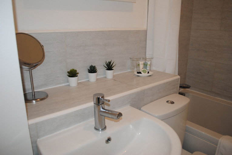 Bathroom, Bellevue Apartment, Bristol