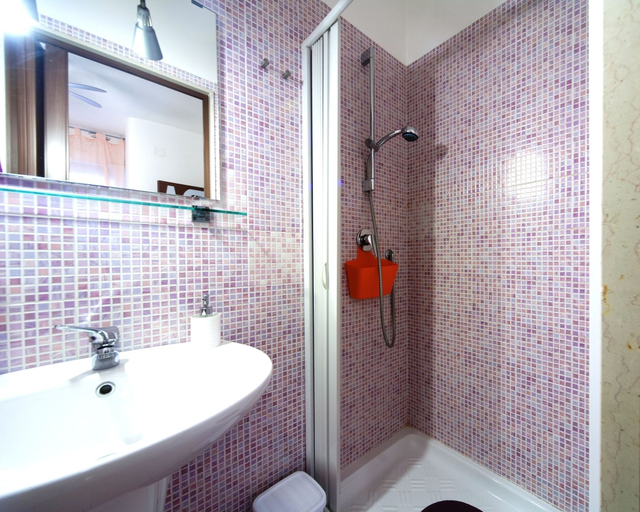 Bathroom 5, Il Sole, Barletta-Andria-Trani