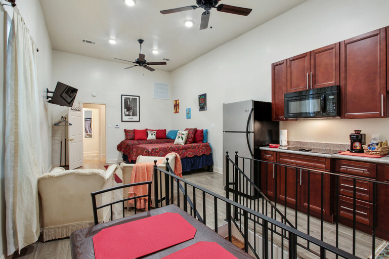 Studio - 806, Orleans