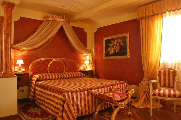 Others 5, Hotel Continentale, Arezzo