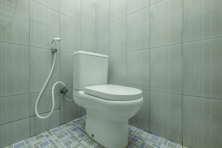 Bathroom 4, OYO Life 1889 Mbuahpage, Karawang