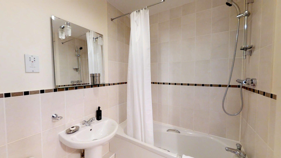 Bathroom 3, Signet Apartments - The Triangle, Cambridgeshire
