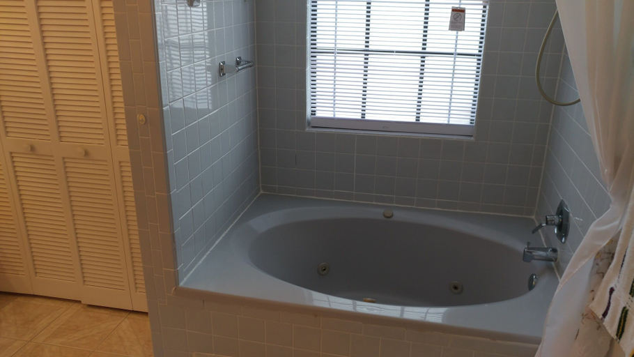 Bathroom 4, Avis House, Brevard