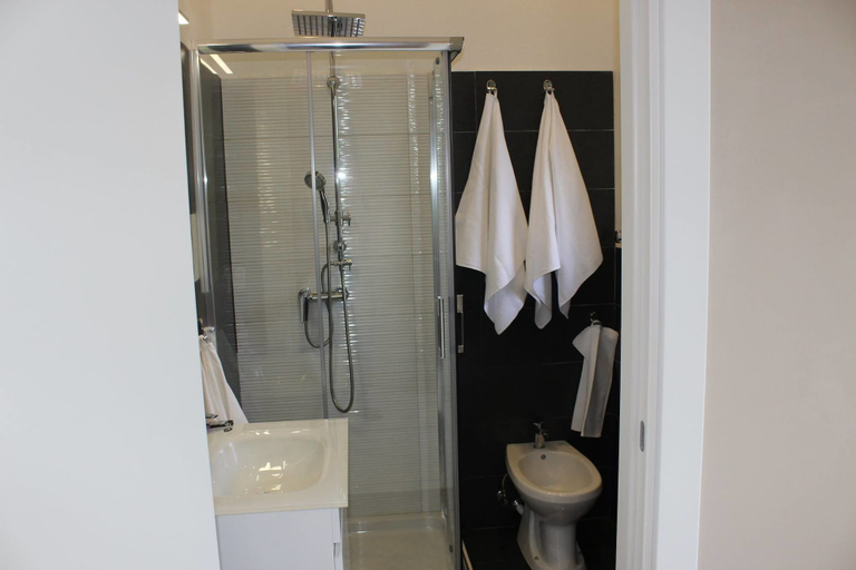 Bathroom 5, La Maison, Avellino