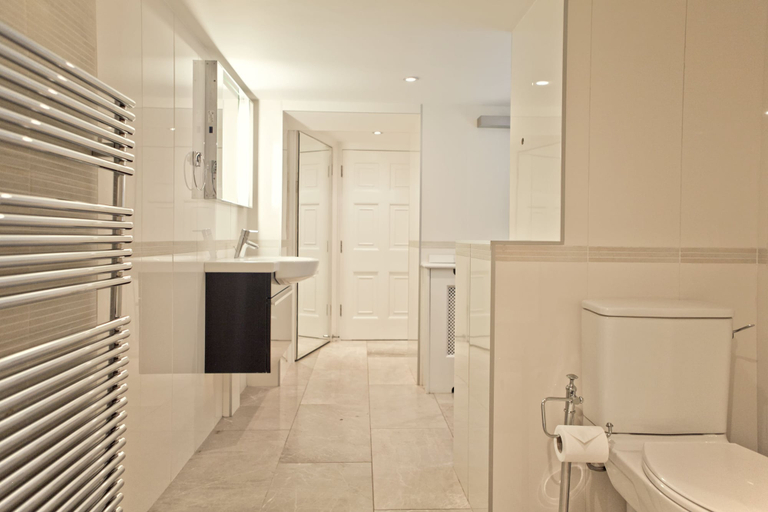 Bathroom 4, The Colin Farrell suite - hiphipstay, Dublin