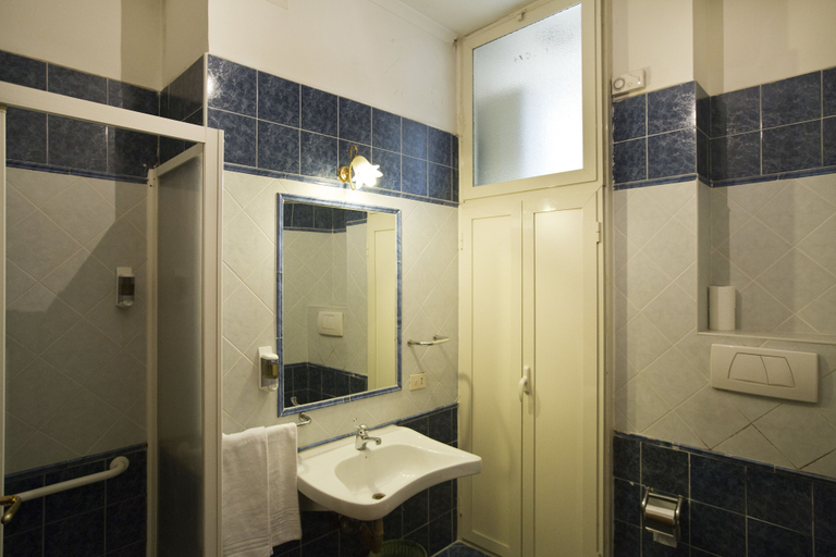 Bathroom 5, Hotel Lella, Roma