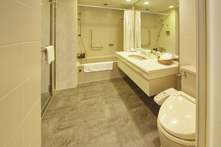 Bathroom 4, Kobe Seishin Oriental Hotel, Kobe