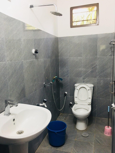 Bathroom 5, Yarl Crown Inn, K.F.G. & G. Korale