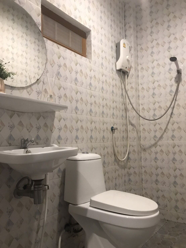 Bathroom 3, Neutron Bungalow, Koh Si Chang
