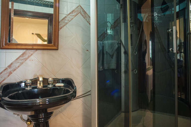 Bathroom 4, Clarridge Hall Guesthouse