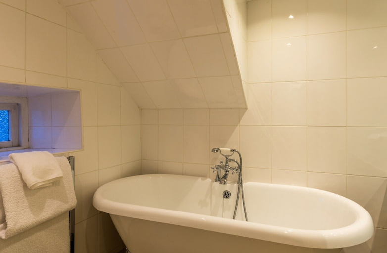Bathroom 4, Alston House Hotel, Cumbria