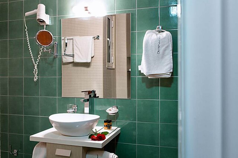 Bathroom 3, Olympic Star, West Greece