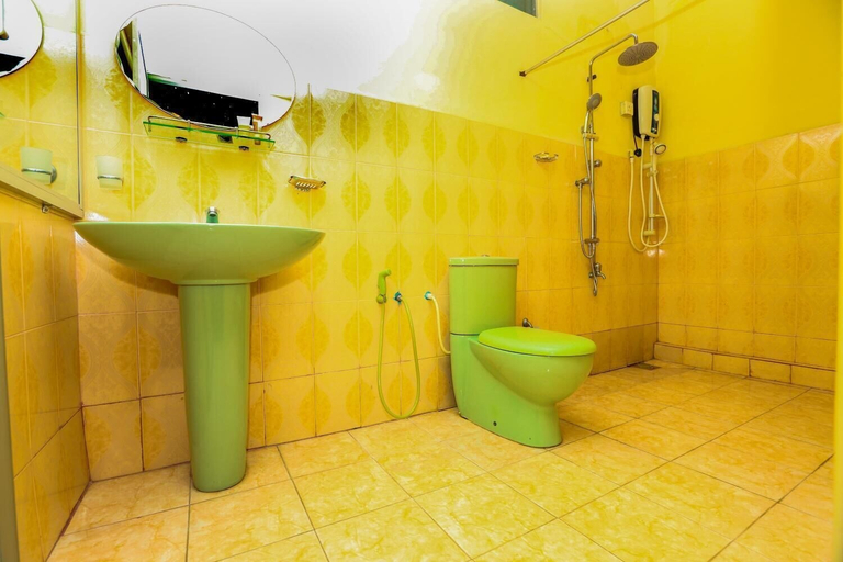 Bathroom 4, Hotel Kingland, Ruwanwella