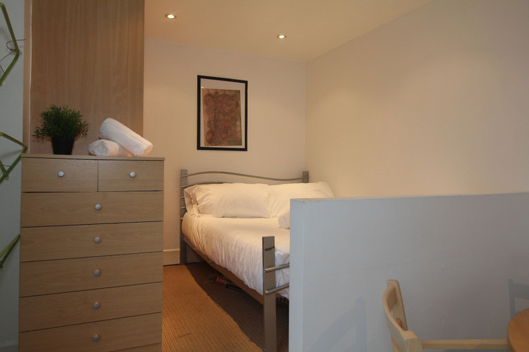 Bedroom 2, Smithfield Distillery Self Catering, Dublin