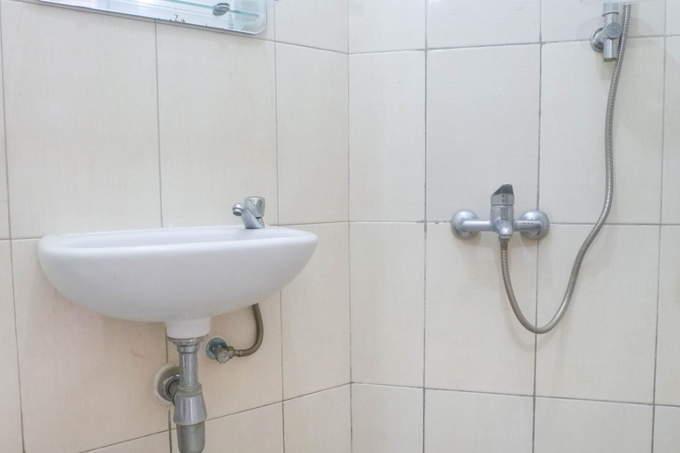 Bathroom 5, Best Value & Clean Studio Room Apartment at Pavilion Permata 2, Surabaya