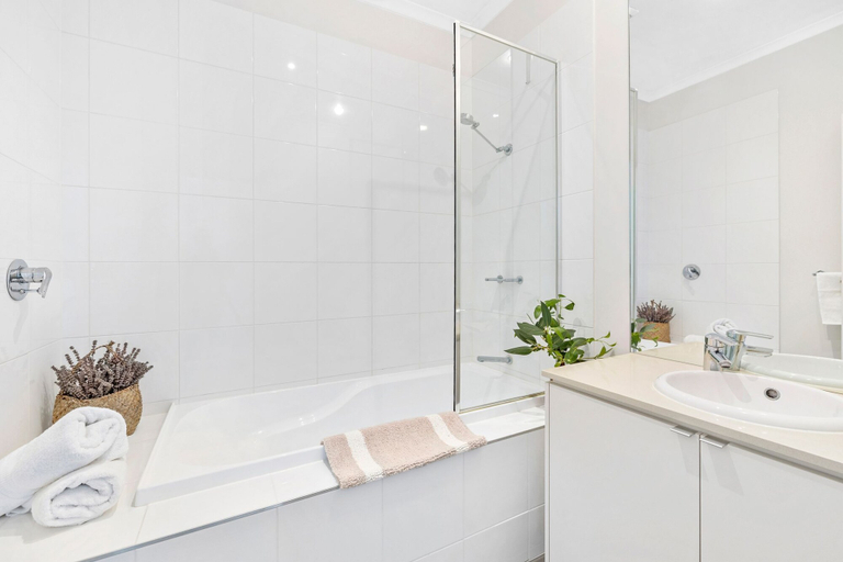 Bathroom 5, Beach & Golf Stays Torquay, Surf Coast - East