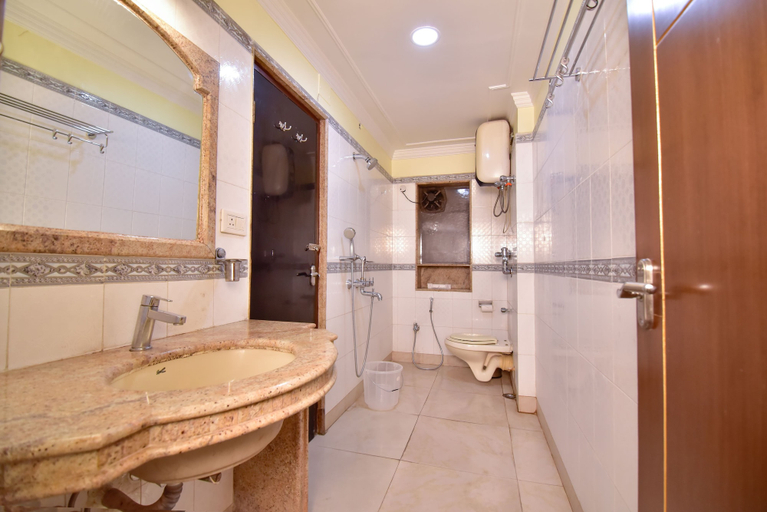 Bathroom 3, Hotel Presidency Inn, Kolkata