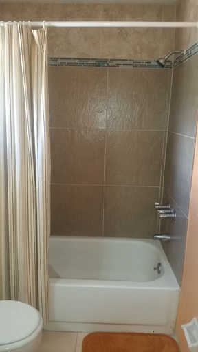 Bathroom, The Oasis at Oaklands Apartment 2