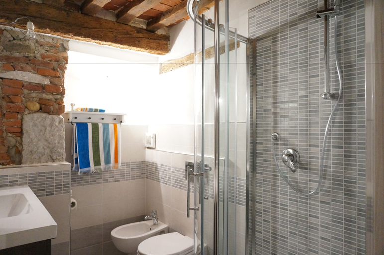 Bathroom 4, Veneto Apartment, Lucca