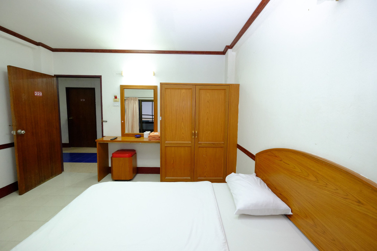 Bedroom 3, PC Palace Hotel, Muang Sakon Nakhon