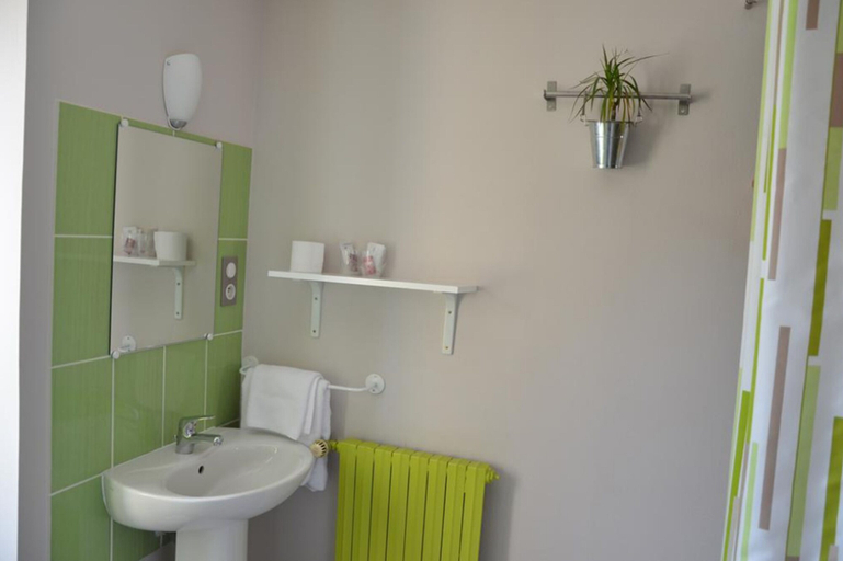 Bathroom 5, Hotel Restaurant Rive Gauche, Morbihan