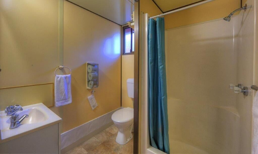 Bathroom 4, Kookaburra Holiday Park, Cardwell