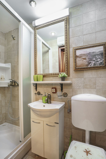 Bathroom 2, Wine house old town apartments
