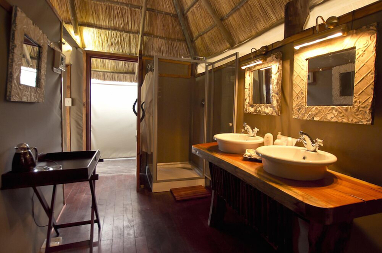 Bathroom, Khulu Lodge, Hwange
