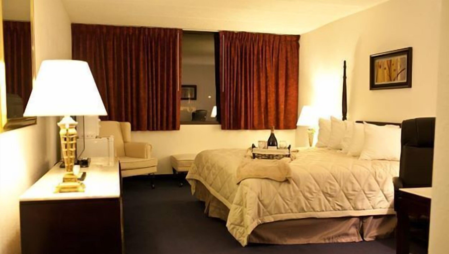 Bedroom 3, Garden Hotel and Conference Center, Winnebago