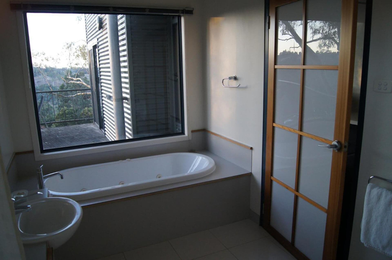 Bathroom 4, River Vineyard Retreat, West Tamar - Pt A