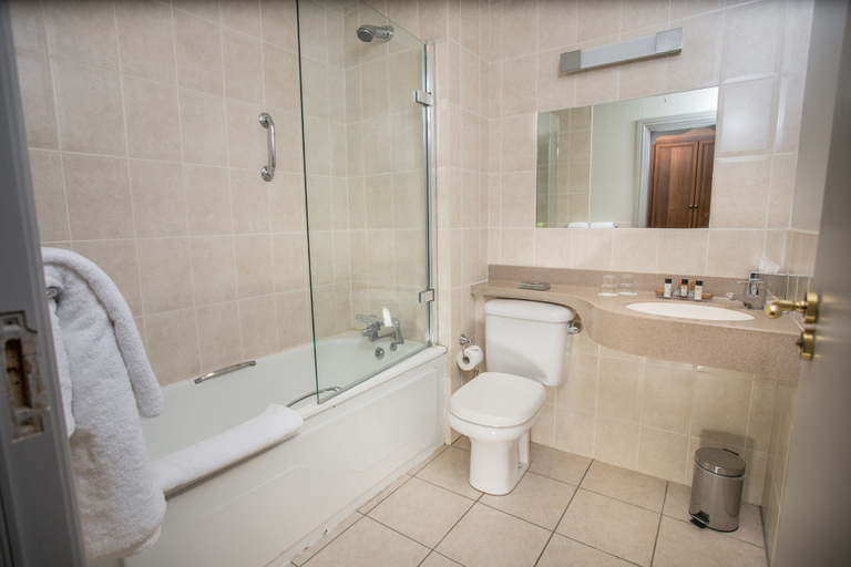 Bathroom 3, Longcourt House Hotel