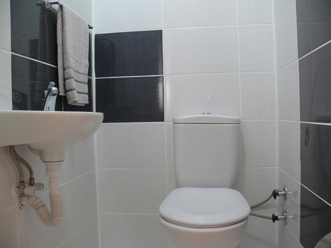 Bathroom 3, Gun Apart, Merkez