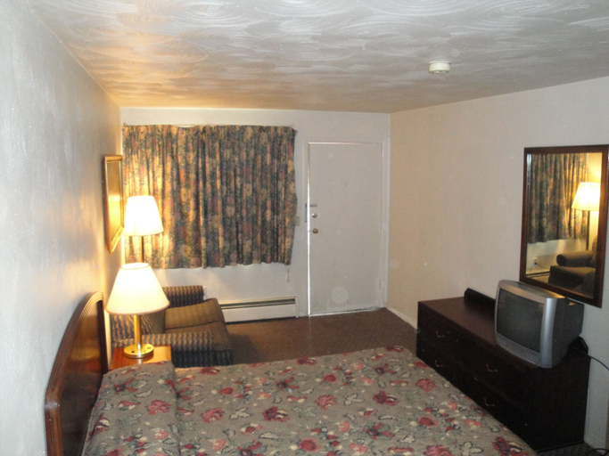 Bedroom 5, Budget Motel, Erie