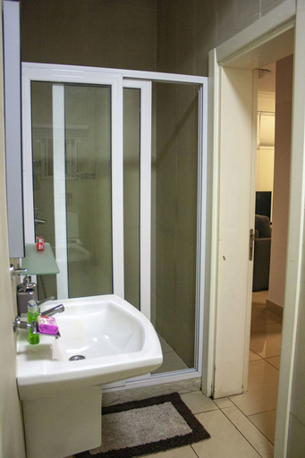Bathroom 3, Sapphire Court, Accra