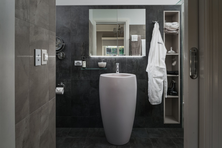Bathroom 3, Noah's, Circular Head