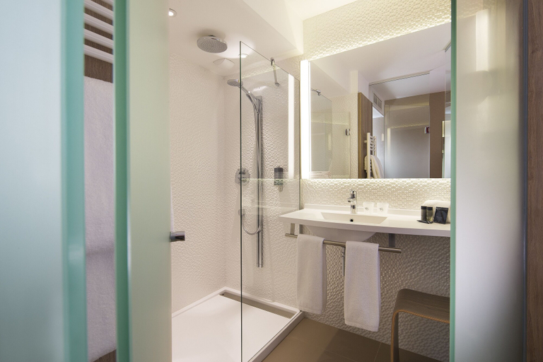 Bathroom 5, Hôtel Oceania Le Métropole Montpellier, Hérault