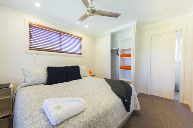 Bedroom 2, Fossickers Tourist Park, Tamworth Regional - Pt B