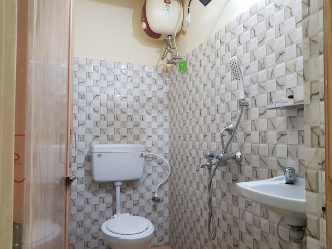 Bathroom 4, Hotel Galaxy Inn, Barddhaman