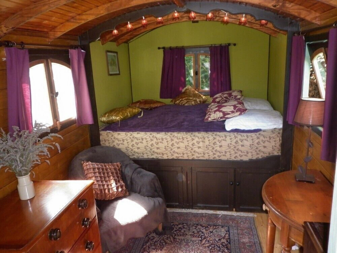 Bedroom 2, Roulottes de la Baronnie - Campsite, Ille-et-Vilaine