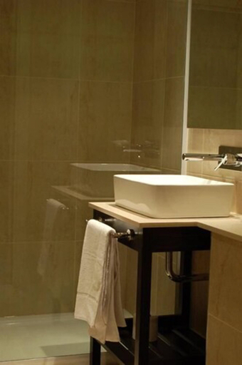 Bathroom 3, Amérian Río Gallegos, Güer Aike