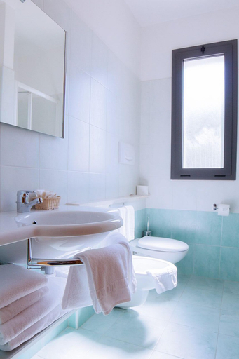 Bathroom 3, Hotel Elvia, Udine
