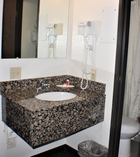 Bathroom 5, Knights Inn Payson, Gila