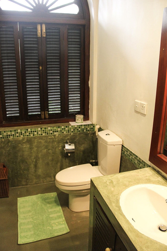 Bathroom 4, Fort Bliss, Galle Four Gravets