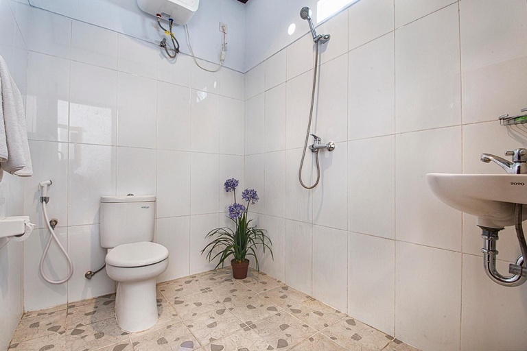 Bathroom 3, Full Moon Guest House, Taunggye