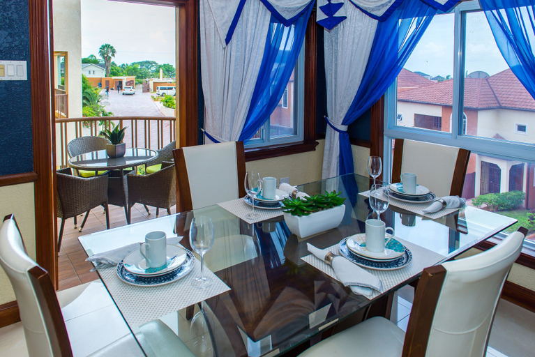 Food & Drinks, Kingston Luxury Family Retreat