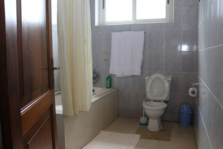 Bathroom 4, Oasis Lodge, Accra