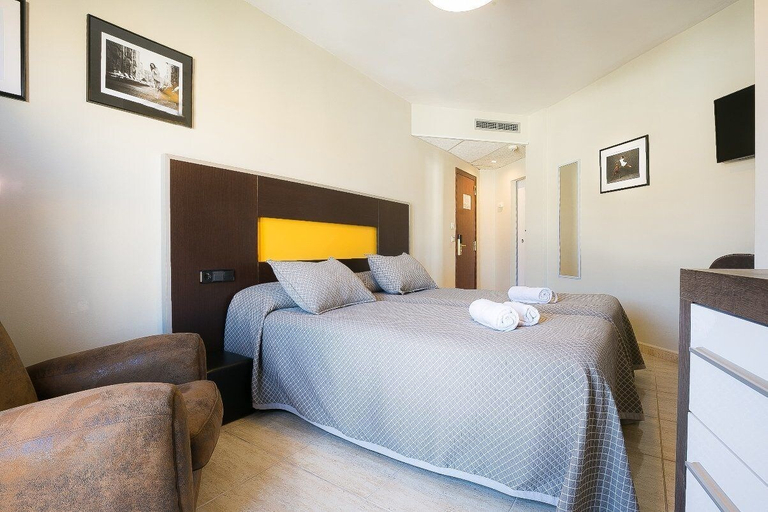 Bedroom 2, Hotel Montmar, Girona