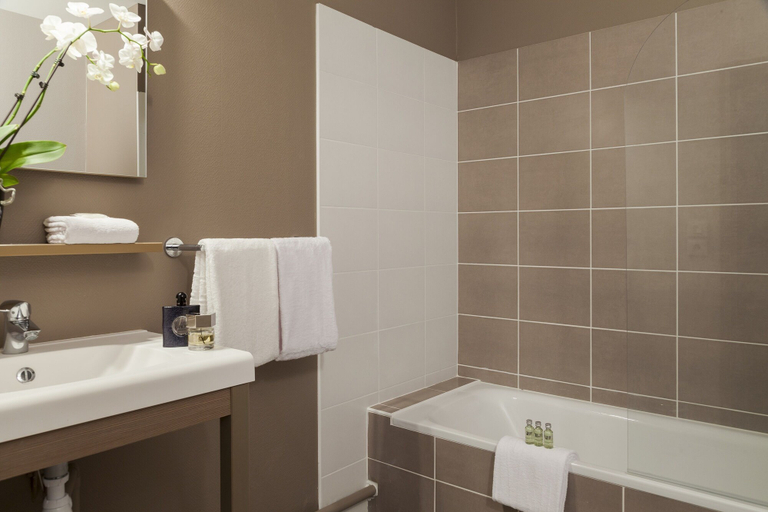 Bathroom 4, Nehô Suites Porte de Genève - Gare Annemasse, Haute-Savoie