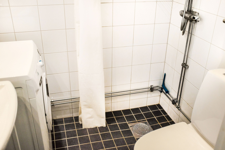 Bathroom 2, Comfortable Studio Apartment - Midsommarkransen, Stockholm