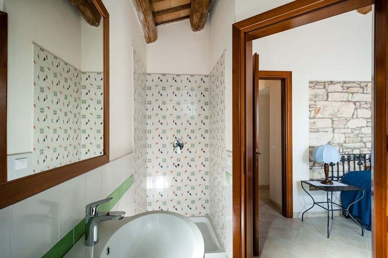 Bathroom 4, Tangi, Trapani